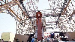 В селе Париж под сводами Эйфелевой башни прошел показ мод