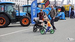 В Челябинске 15 крупнейших предприятий представили свою спецтехнику В Челябинске 15 крупнейших предприятий представили свою спецтехнику