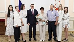 Алексей Текслер вручил государственные и областные награды жителям Челябинской области