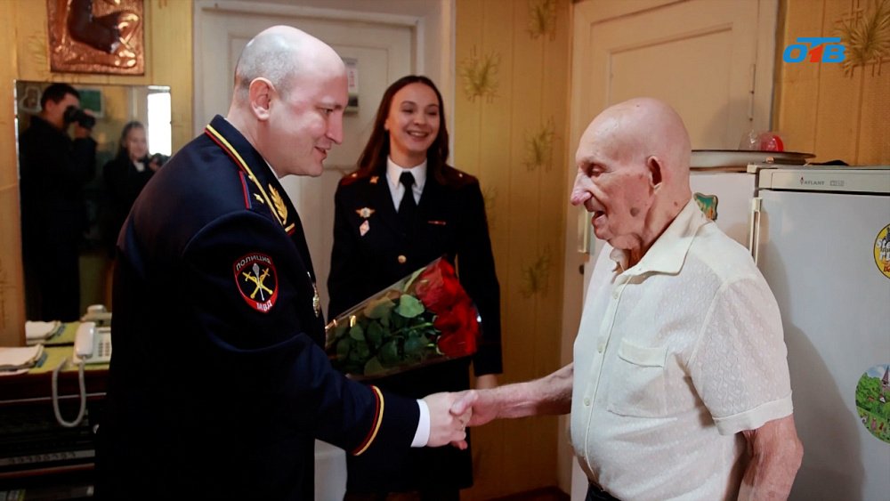 Начальник ГУ МВД России по Челябинской области поздравил с 97-летием ветерана