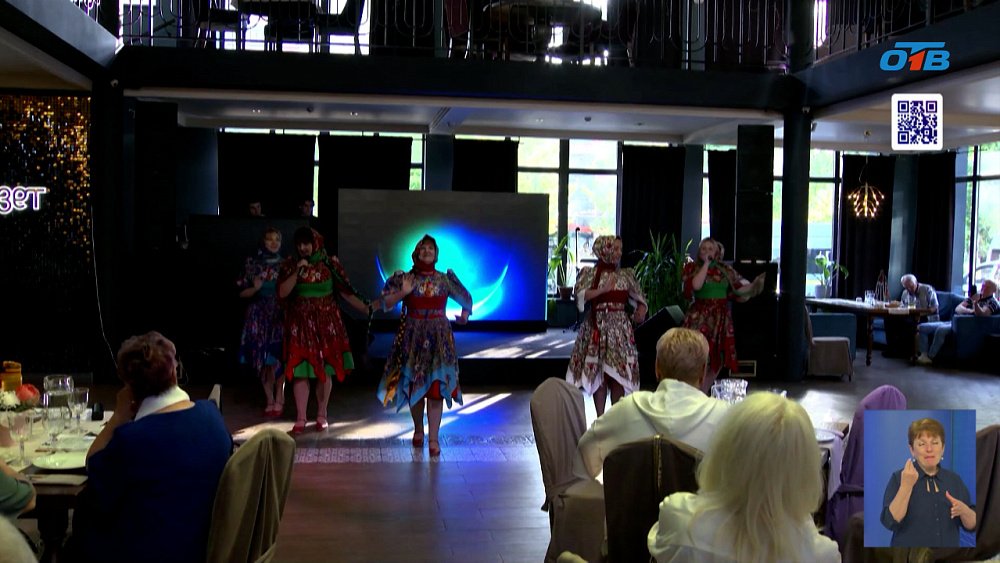 На сцену вышли женщины, «рождённые побеждать!»