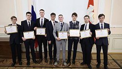 Алексей Текслер наградил победителей и призеров олимпиад школьников