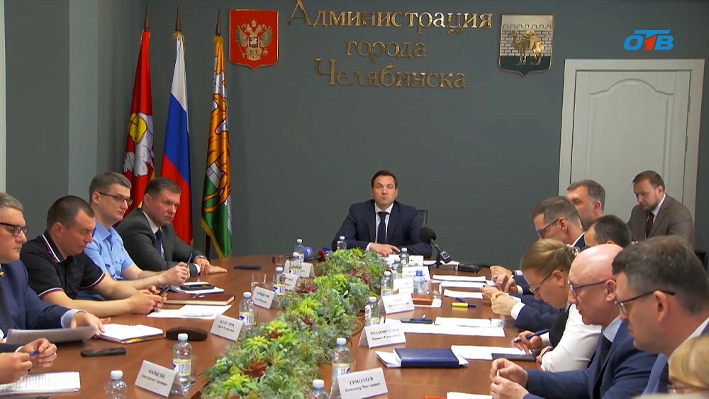 В большом городе включили фонтаны