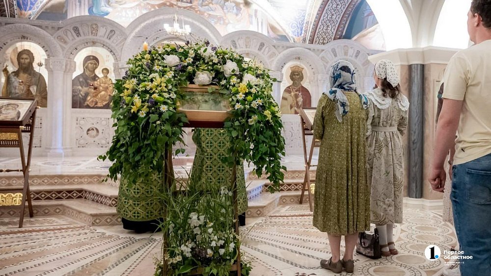 Православные христиане отмечают День Святой Троицы