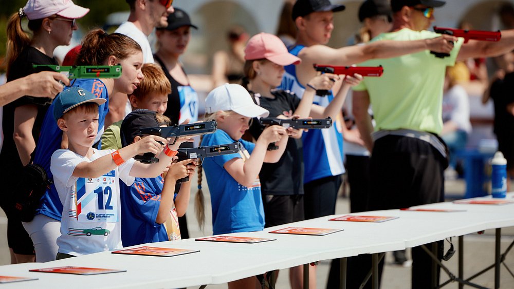 Более 1500 зрителей собрал спортивный фестиваль по лазер‑бегу в Челябинске