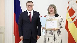 Алексей Текслер в честь профессионального праздника наградил работников соцзащиты