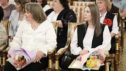 Алексей Текслер в честь профессионального праздника наградил работников соцзащиты