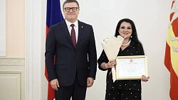 Алексей Текслер в честь профессионального праздника наградил работников соцзащиты