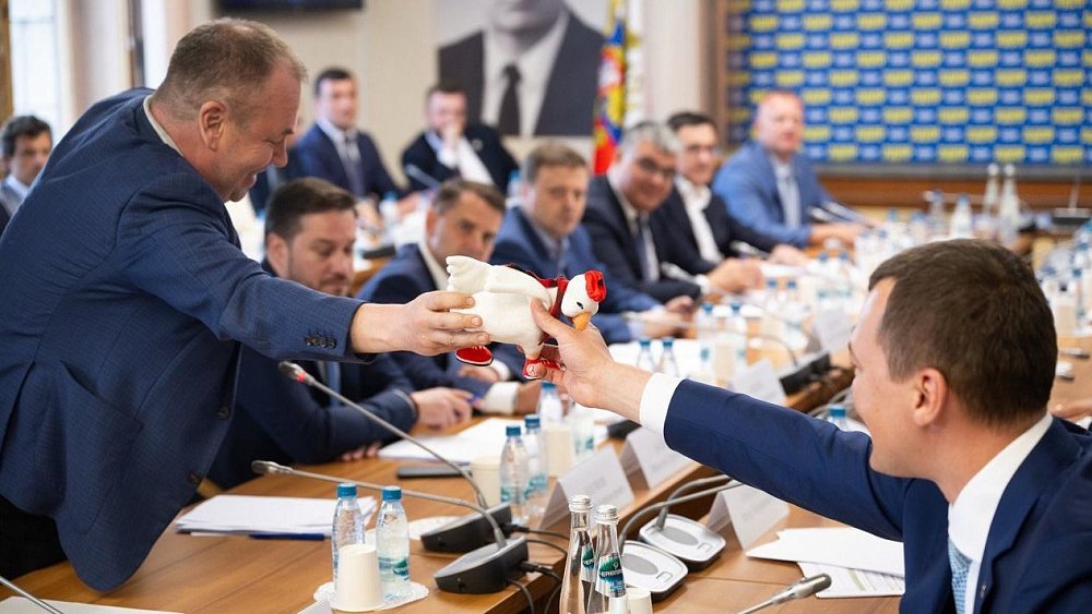 Министру спорта РФ Михаилу Дегтяреву подарили южноуральского гуся