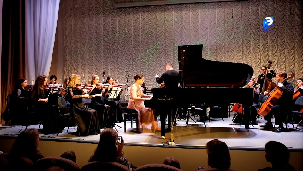 Юные музыканты Миасса выходят на сцену с оркестром