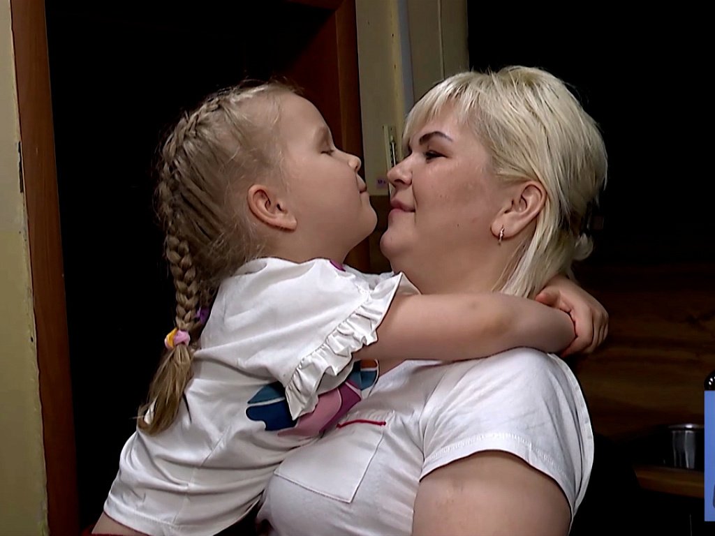 Мама вернула дочку из детского дома