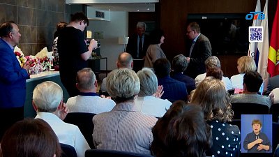 Медикам вручили награды депутаты регионального парламента