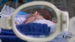 В Челябинске недоношенных малышей помогают выхаживать мамы‑кенгуру и вязаные игрушки