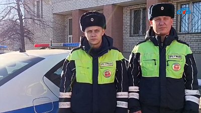 В Челябинской области инспекторы ДПС спасли из горящего дома семью