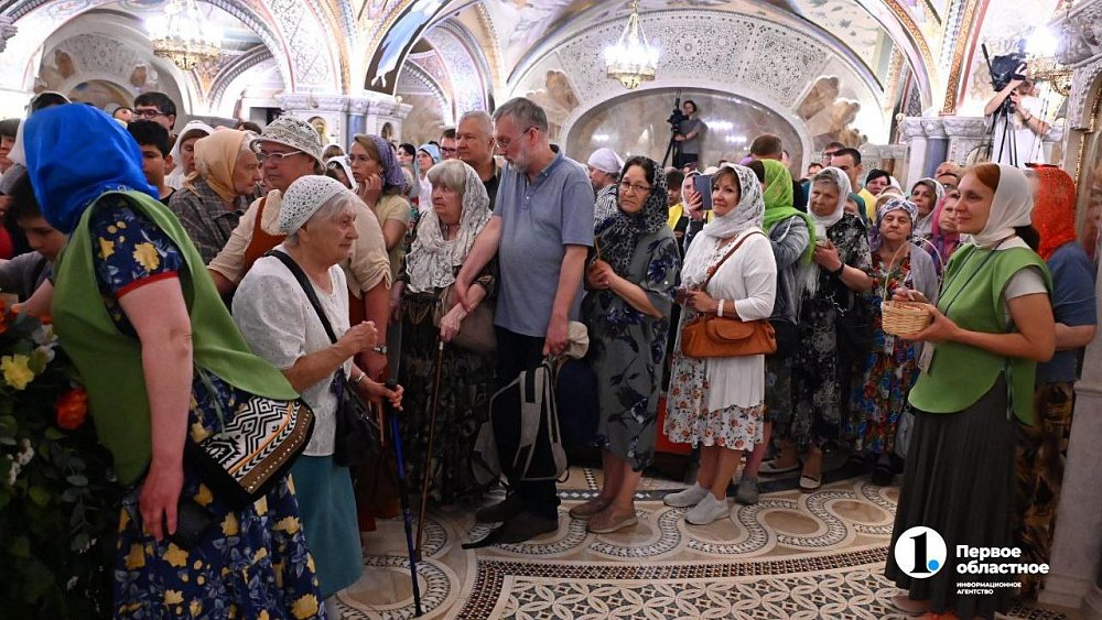 Челябинцы выстроились в очередь к мощам святителя Тихона