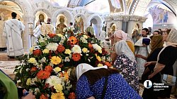 Челябинцы выстроились в очередь к мощам святителя Тихона