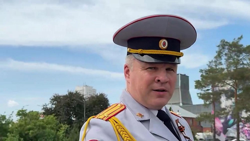 Полицейские поздравили южноуральцев с Днем России патриотическим клипом