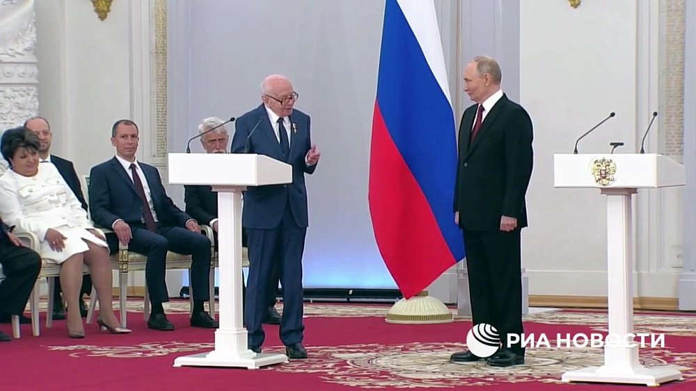 Владимир Путин вручил нагрудный знак Героя Труда ученому из Снежинска