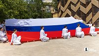 В челябинском парке Тищенко развернули восьмиметровый флаг в День России