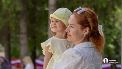 В челябинском парке Тищенко развернули восьмиметровый флаг в День России