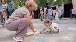 В челябинском парке Тищенко развернули восьмиметровый флаг в День России