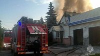 Пожарные спасли человека из дома с горящей крышей в Челябинске