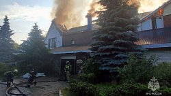 Пожарные спасли человека из дома с горящей крышей в Челябинске