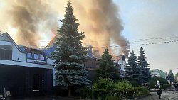 Пожарные спасли человека из дома с горящей крышей в Челябинске