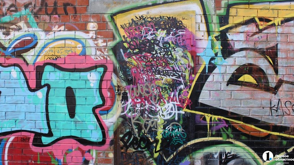 В Челябинске поймали граффитиста, который изрисовал дома на 200 тысяч рублей