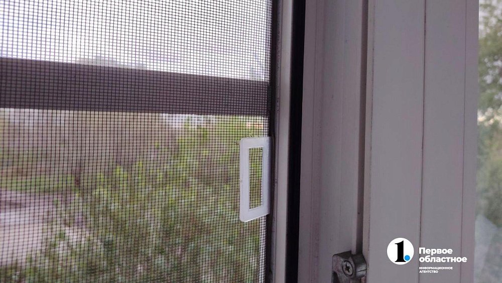 Ребенок выпал из окна 4‑го этажа в Пласте