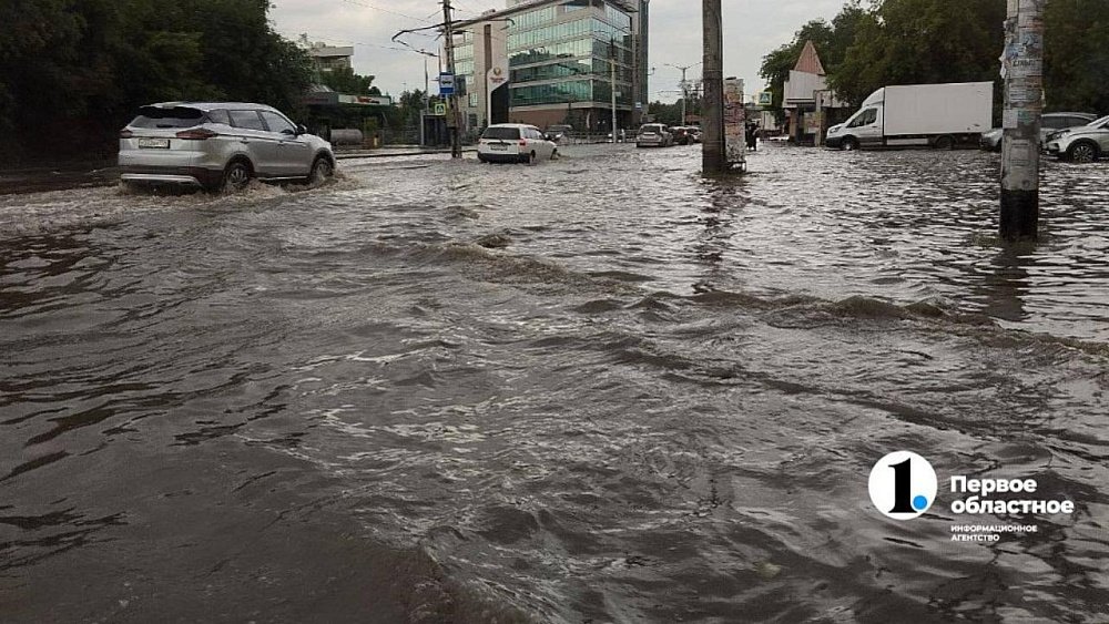 В Челябинске в ожидании дождя строят и чистят ливневки