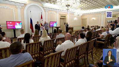 Глава региона вручил школьникам первые паспорта