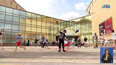 Челябинцы запускают воздушных змеев в День России