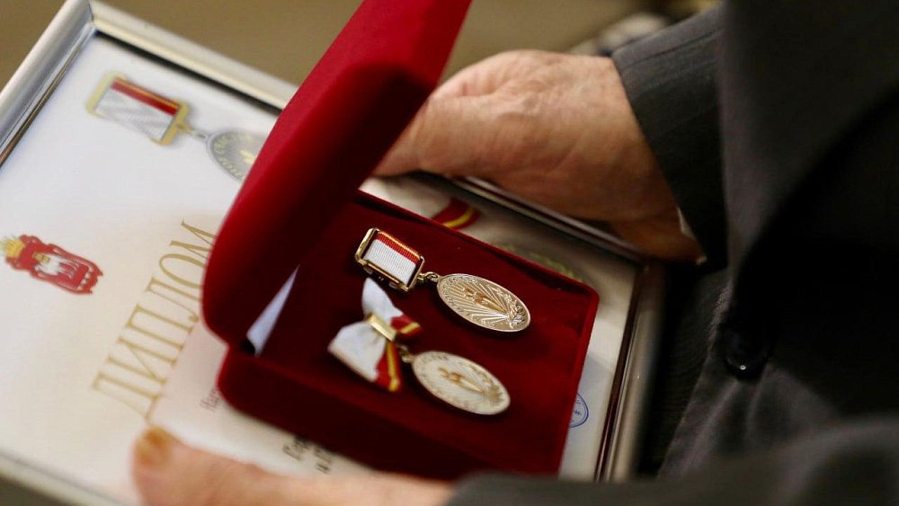 Знак отличия «Семейное счастье» получили еще 1300 супружеских пар из Челябинской области