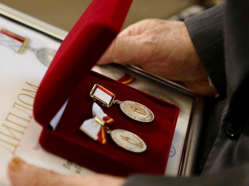 Знак отличия «Семейное счастье» получили еще 1300 супружеских пар из Челябинской области