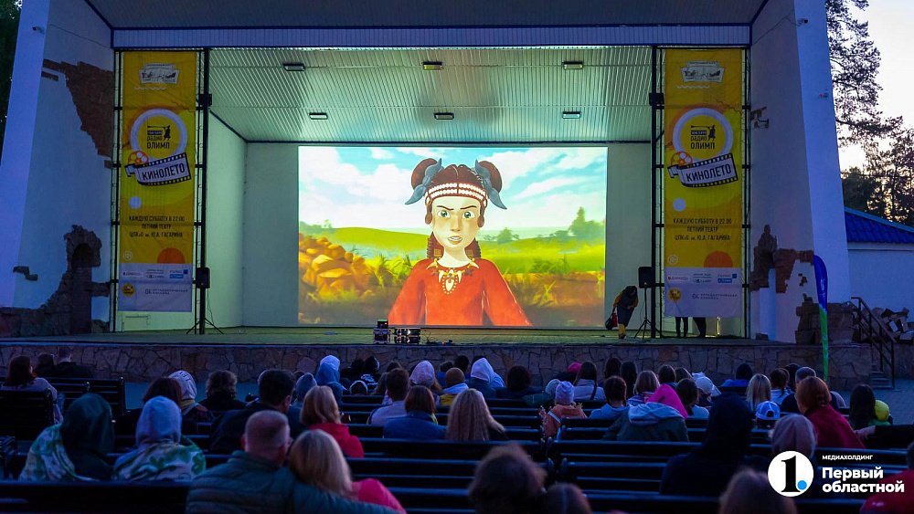 В челябинском парке Гагарина заработал летний кинотеатр