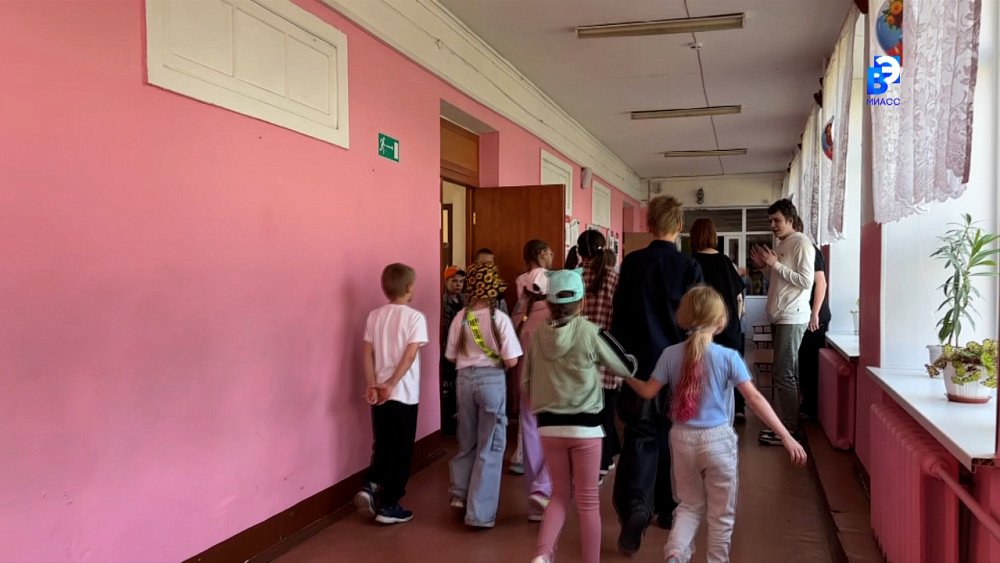 Сотрудники МЧС проводят учения в школьных лагерях