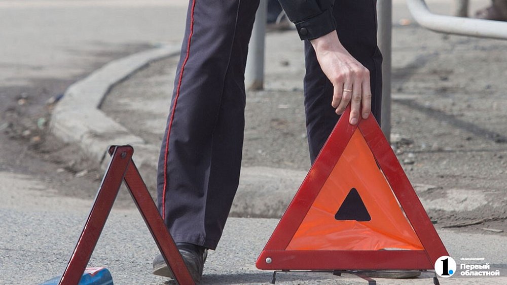 Легковушка залетела под трамвай в Челябинске