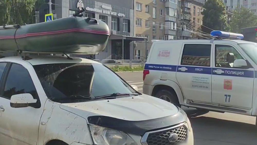 В центре Копейска водитель катал пассажиров в лодке