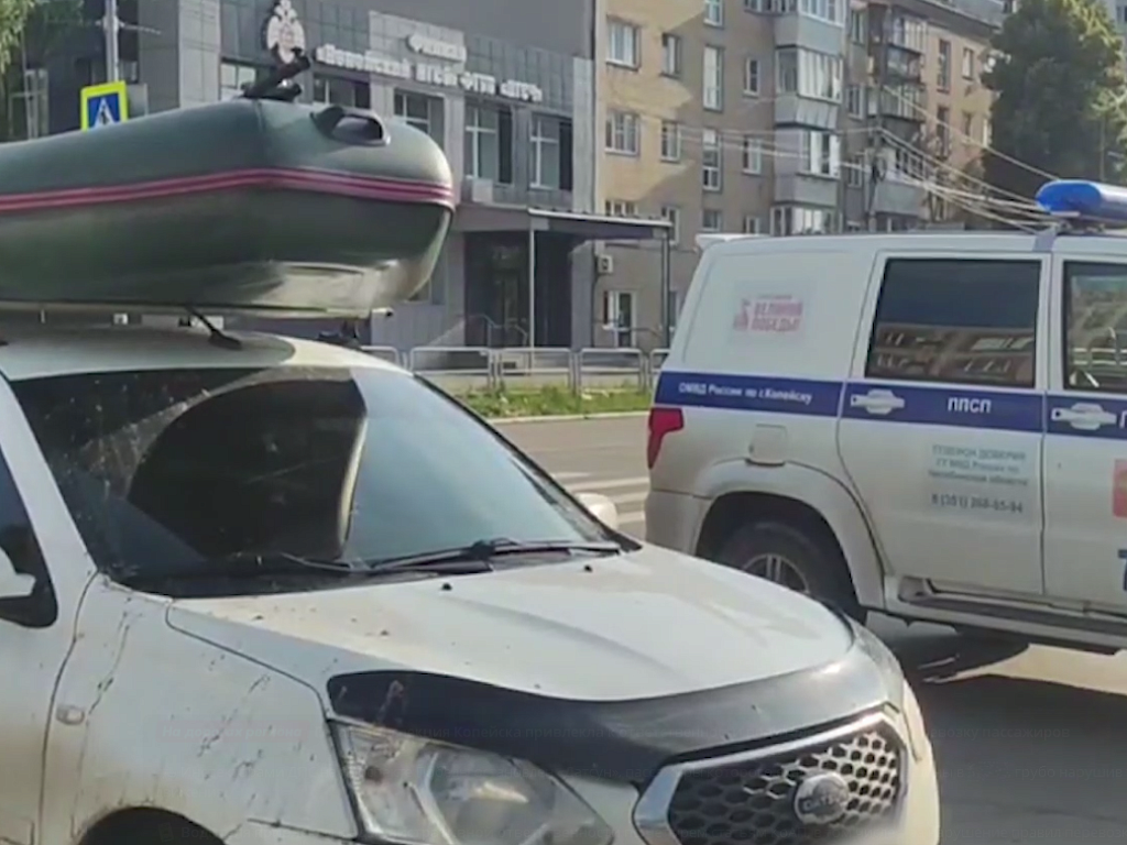 В центре Копейска водитель катал пассажиров в лодке