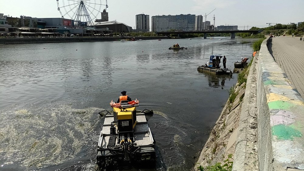 В Челябинске снова чистят Миасс спецтехникой от мусора и ила