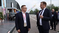 Алексею Текслеру на ПМЭФ‑2025 представили новый городской кроссовер Lada