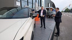 Алексею Текслеру на ПМЭФ‑2025 представили новый городской кроссовер Lada