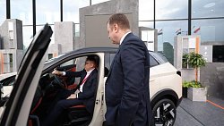 Алексею Текслеру на ПМЭФ‑2025 представили новый городской кроссовер Lada