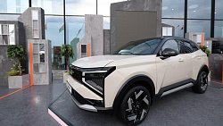 Алексею Текслеру на ПМЭФ‑2025 представили новый городской кроссовер Lada