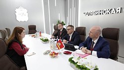 Развитие креативных индустрий в регионах обсудили Алексей Текслер и Екатерина Черкес‑заде на полях ПМЭФ‑2025