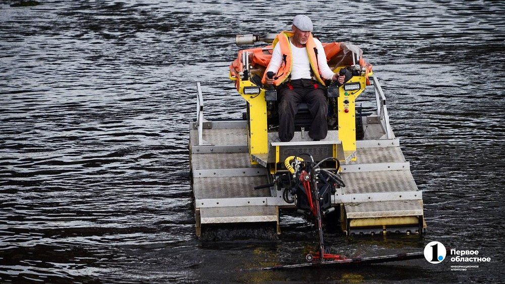 Реку Миасс в Челябинске чистят трактористы