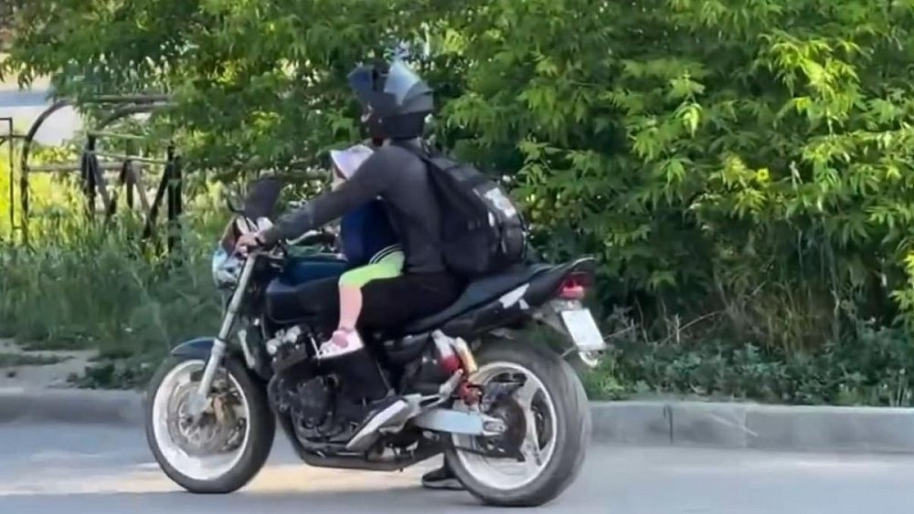 В Миассе мотоциклиста оштрафовали за неправильную перевозку ребенка