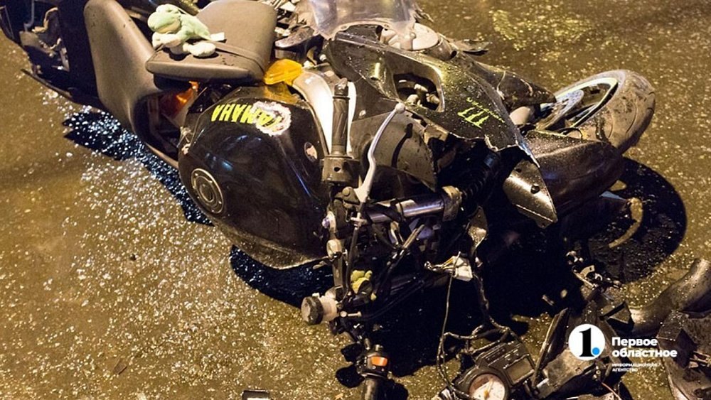 Байкер сбил пенсионерку и врезался в здание в Коркино