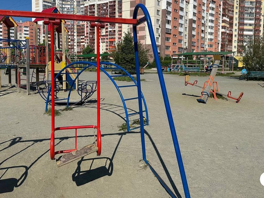 Челябинцы пожаловались на аварийную детскую площадку на Северо‑Западе